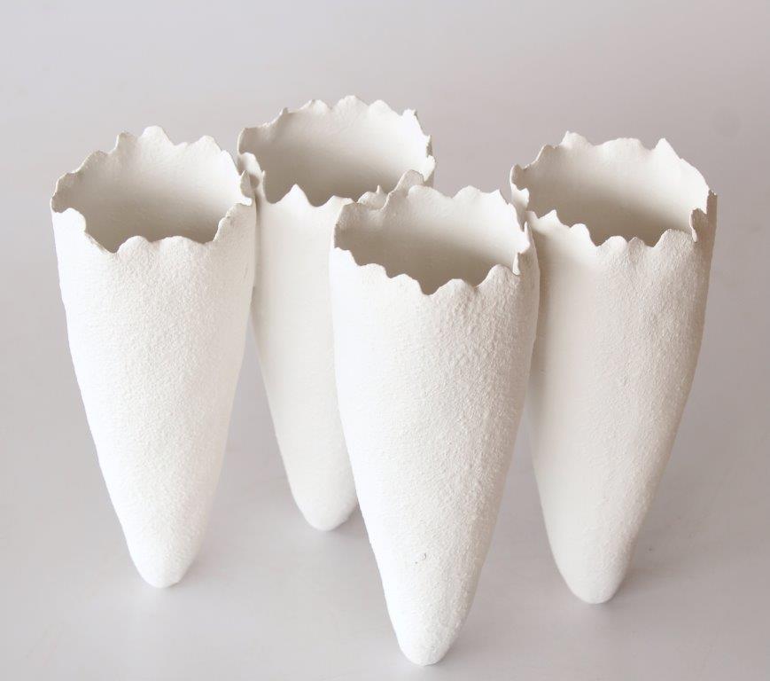 4 WHITE CERAMIC VASES JOINED UPRIGHT  20X25X14CM